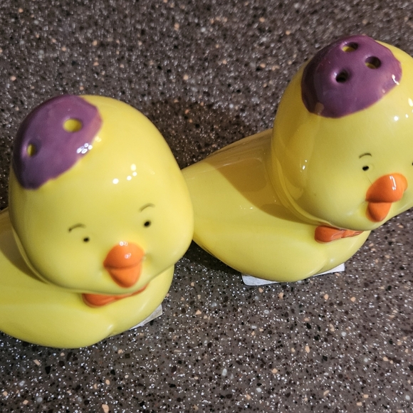 Nwt 2 Set Of(8) Easter placemat And Salt And pepper Shakers - Picture 5 of 6